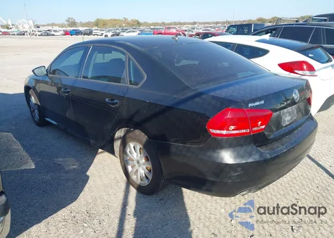 2012 Volkswagen Passat 2.5L S z USA, uszkodzony, nr VIN 1VWAP7A33CC021572